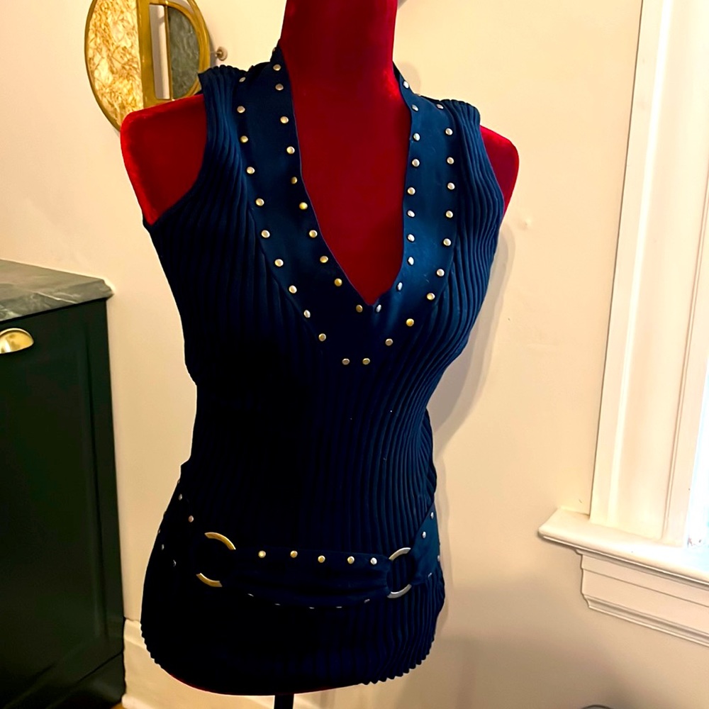 Ribbed sleeveless tank. With metallic detail.
